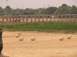 l’acquedotto Claudio
nella campagna romana
(13076 bytes)